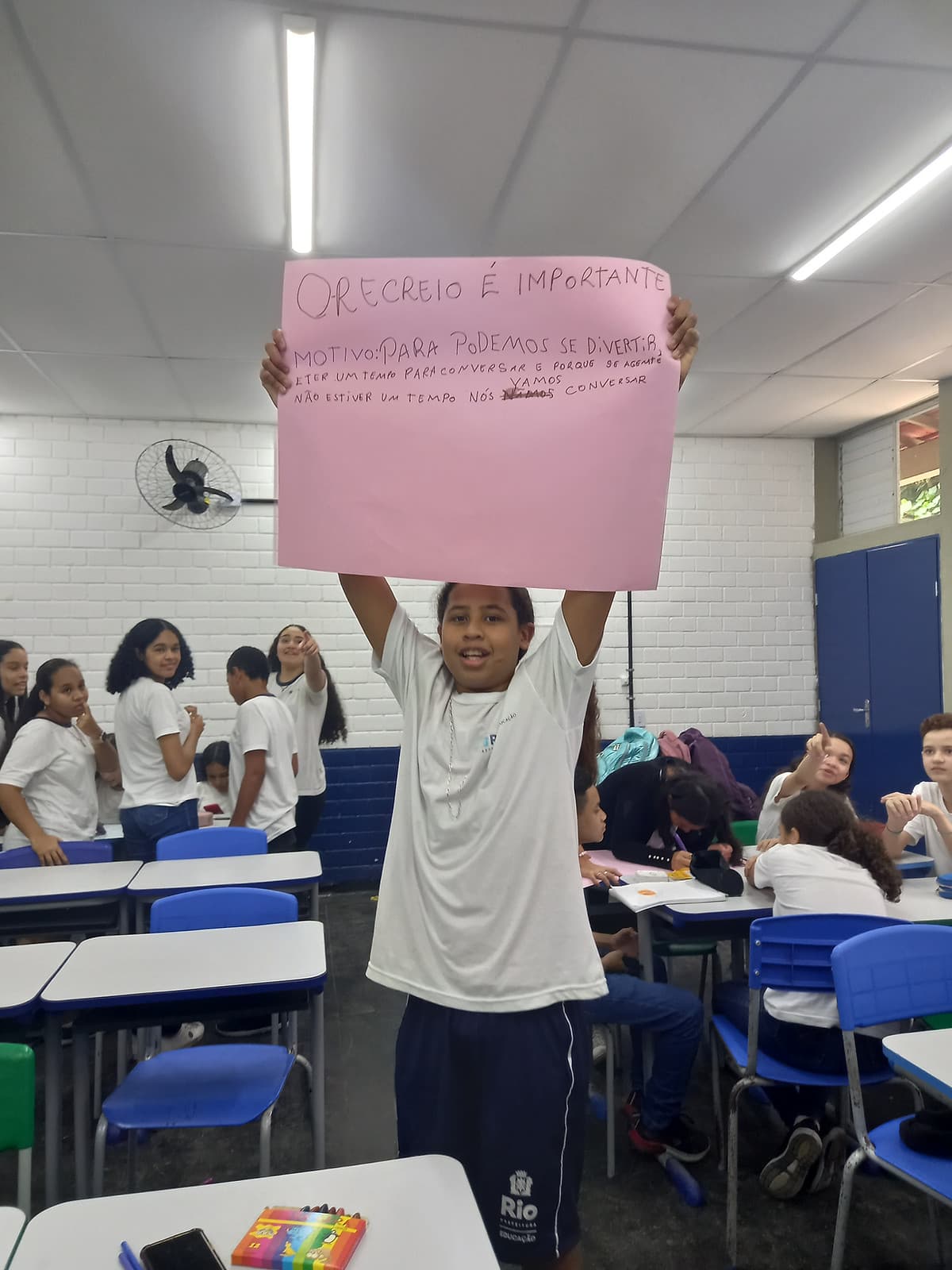 Crianças em atividade escolar